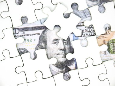 Jigsaw puzzle parçaları 100 dolar para arka plan, anahtar için iş çözüm başarı kavramı üzerinde eksik.