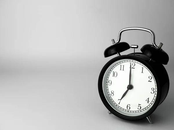 Relógio Alarme Isolado Branco Preto Com Sombra Mostrando Sete Horas — Fotografia de Stock