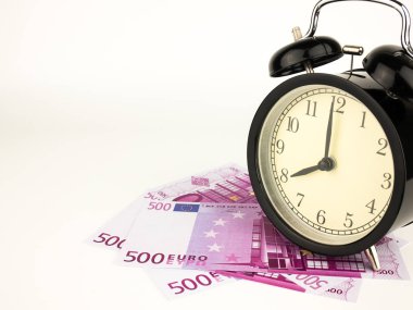 Beş yüz 500 Euro faturaları banknotlar ile çalar saat; Avrupa para birimi para arka plan.