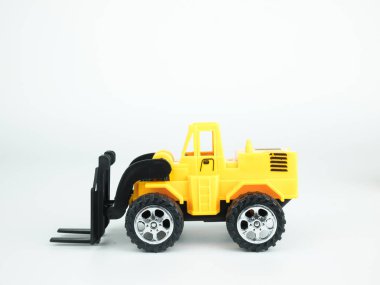 Beyaz arka plan, Mühendislik İnşaat kavramı üzerinde oyuncak Forklift