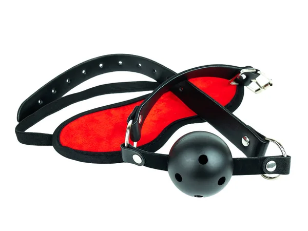Seks oyuncak siyah deri lateks askılı kırmızı topu ve göz maskesi, Bdsm seks öznitelikleri, Sadizm Mazoşizm Bondage Disiplin Belting. Beyaz, kırpma yolu üzerinde izole.