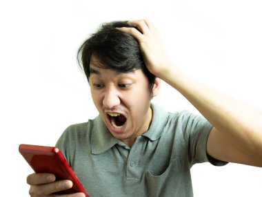 Genç Asyalı adam beyaz arka plan üzerinde telefon ile bağırıyor.