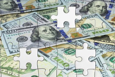 Jigsaw puzzle parçaları para doları arka plan üzerinde eksik.