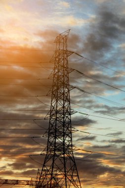 Yüksek voltajlı elektrik direğinin silueti.
