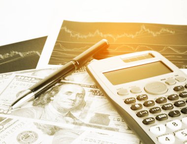 Hesap makinesi ve kalemi iş grafikleri ve rapor bilgi arka plan ile finans ve ekonomi kavramları, Vintage sesi için.