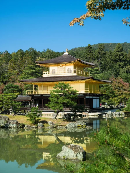 Kinkakuji Tapınağı ile Altın Köşk Zen Budist Tapınağı ve seyahat hedef olduğunu ve ünlü Kyoto, Japonya.