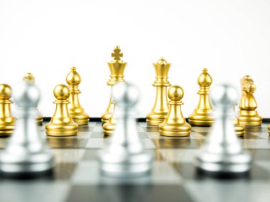 Altın ve gümüş kral ve beyaz arka plan üzerinde satranç Kur Şövalyesi. Başarı için lideri ve ekip çalışması kavramı. Satranç kavramı Kral kaydetme ve strateji kaydetme.