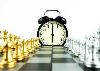 Altın ve gümüş kral ve satranç Kur ile çalar saat beyaz arka plan üzerinde Şövalyesi.