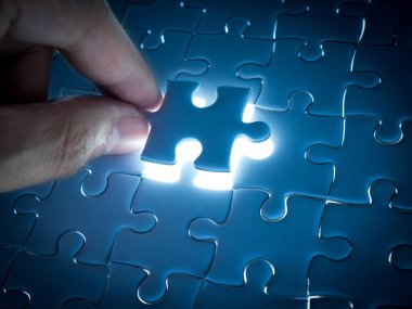 Aydınlatma, bitirme bulmaca parçası tamamlamak için iş kavramı ile eksik yapboz parçası.