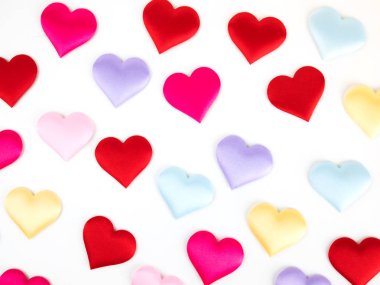 İzole beyaz arka plan, Sevgililer süslemeleri, çeşitli kalp üzerinde renkli mini kalpler.