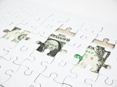 Eksik yapboz parçaları Doları para arka planda, iş çözüm kavramı, başarı kavramı için anahtar.