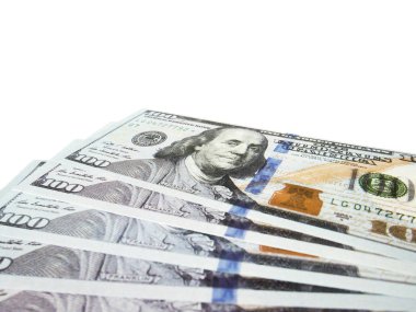 Yüz dolarlık banknotlar izole beyaz zemin üzerine, kırpma yolu.