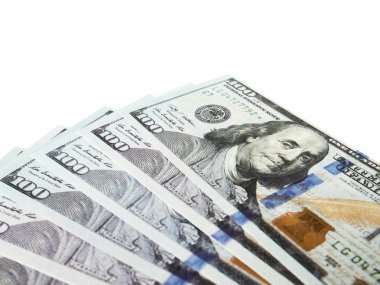 Yüz dolarlık banknotlar izole beyaz zemin üzerine, kırpma yolu.