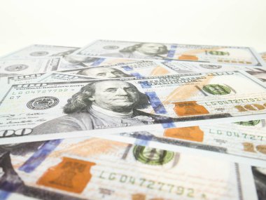 Bu arka plan olarak yüz dolarlık banknot yığın çok.