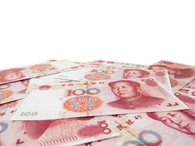 Beyaz arka plan üzerinde kırpma yolu Çin yuan para birimleri, izole 100 Yuan banknotlar yığın çok.