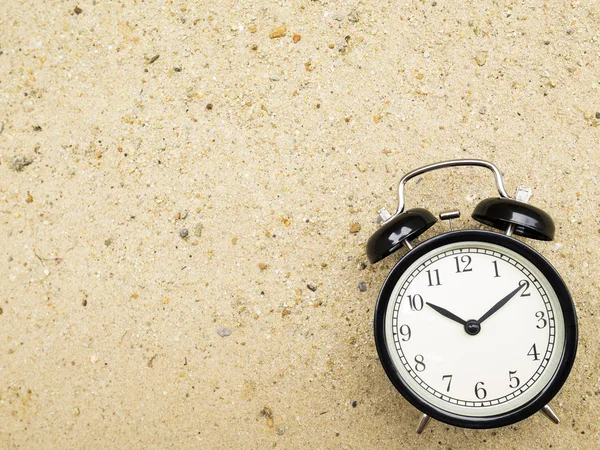 Будильник Песке Пляже Показывающий Десять Часов — стоковое фото