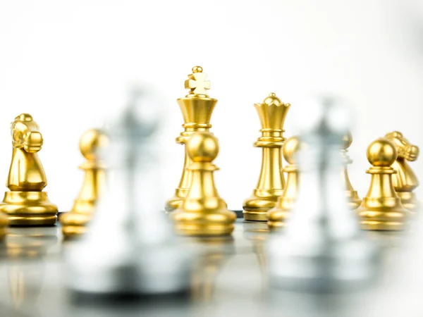 Gold Und Silberkönig Und Schachritter Auf Weißem Hintergrund Leader Und — Stockfoto