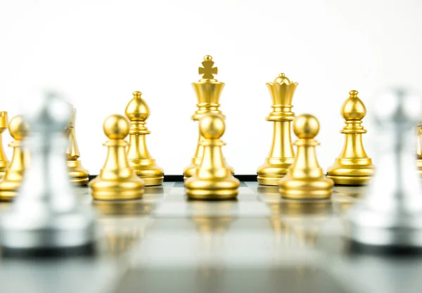 ゴールドやシルバー キング 白い背景の上のチェス セットアップの騎士 成功のためのリーダーとチームワークの概念 チェスの概念は王を保存し 戦略を保存 — ストック写真