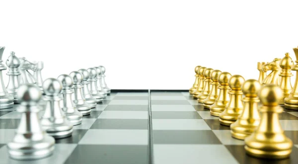 ビジネスのアイデアや成功のための競争と戦略のアイデアのコンセプト リーダーおよびチームワーク概念のチェス ボード ゲーム コンセプト — ストック写真