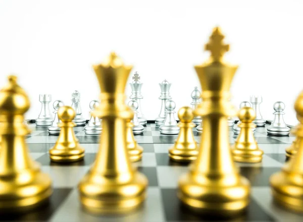 ゴールドやシルバー キング 白い背景の上のチェス セットアップの騎士 成功のためのリーダーとチームワークの概念 チェスの概念は王を保存し 戦略を保存 — ストック写真