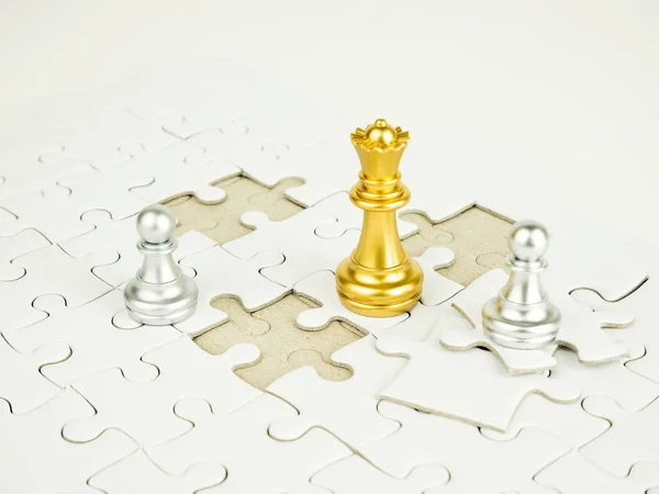 ジグソー パズルの背景 ビジネス コンセプトに Glod とスライバーのチェスの駒 — ストック写真