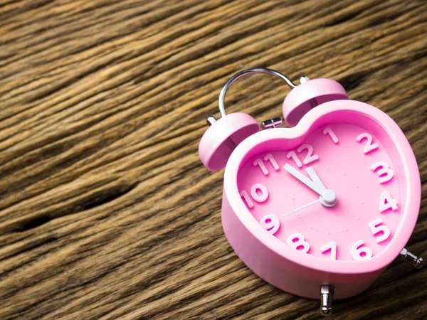 Reloj Despertador Rosa Forma Corazón Sobre Fondo Madera — Foto de Stock