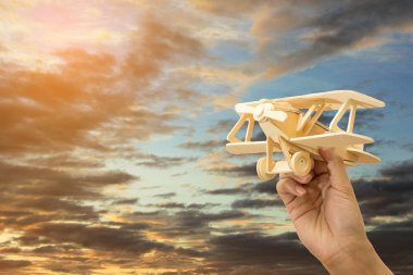 El - seyahat ve rüyalar sembolü oyuncak uçak.