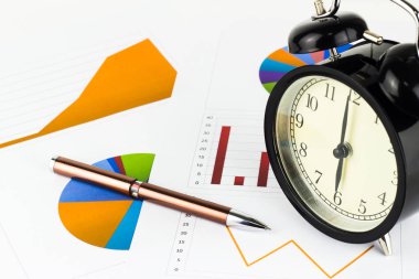 Analiz grafikleri, hesaplamalar, tasarruf ile çalar saat.