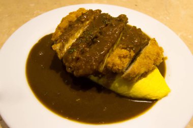 Japon pirinç omlet derin kızarmış domuz ile kaplanır..