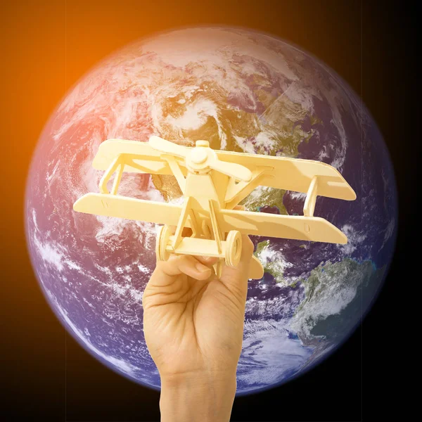 飞机在背景与地球在手 这张图片的元素由美国宇航局提供 — 图库照片