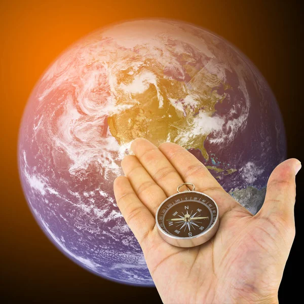 地球背景的人手拿指南针导航 这个图像的元素由美国宇航局提供 — 图库照片