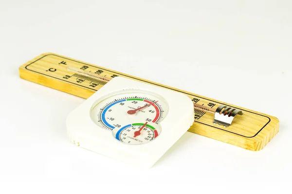 黒い背景に温度計湿度計 — ストック写真
