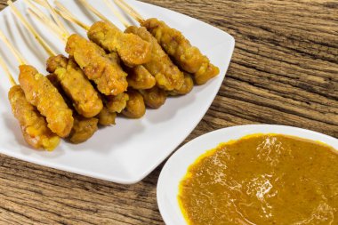 Domuz eti satay bir plaka üzerinde. eski ahşap arka plan.