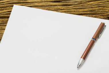 Kağıt ve kalem eski ahşap arka plan üzerinde boş sayfa.