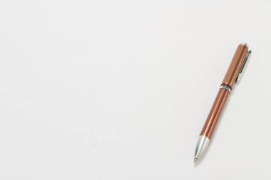 boş yaprak kağıt ve kalem.