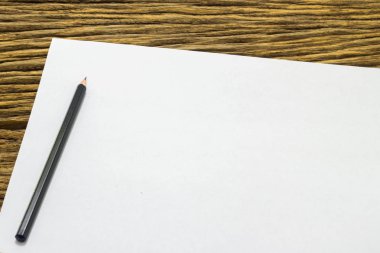 Kağıt ve kalem eski ahşap arka plan üzerinde boş sayfa.