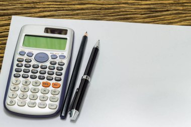 Hesap makinesi kalemler ve kurşun kalem boş sayfa.