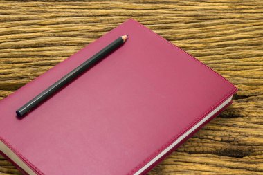 Kitap eski ahşap zemin üzerine kalem.