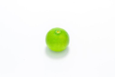 Beyaz arkaplanda yeşil kireç izole.