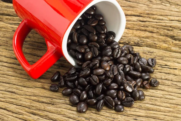 Kaffeebohnen Mit Kaffeetasse Auf Holzgrund — Stockfoto