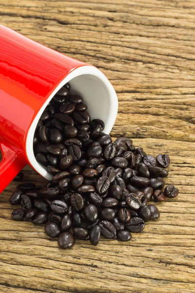 Kaffeebohnen Mit Kaffeetasse Auf Holzgrund — Stockfoto