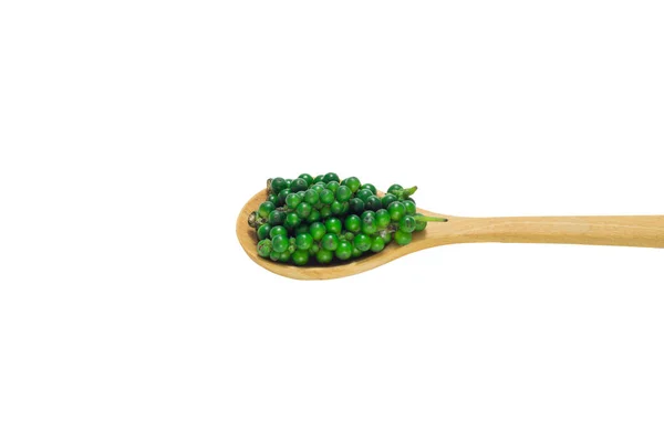 绿胡椒在孤立的白色背景上的木勺子 — 图库照片