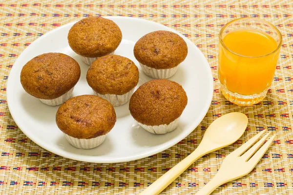 Banana Cup Cake Sinaasappelsap Bamboe Mat — Stockfoto