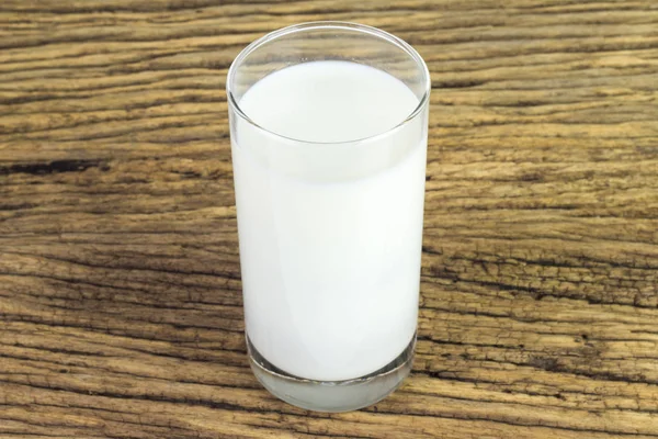 Ahşap Arka Plan Üzerine Bir Bardak Süt — Stok fotoğraf