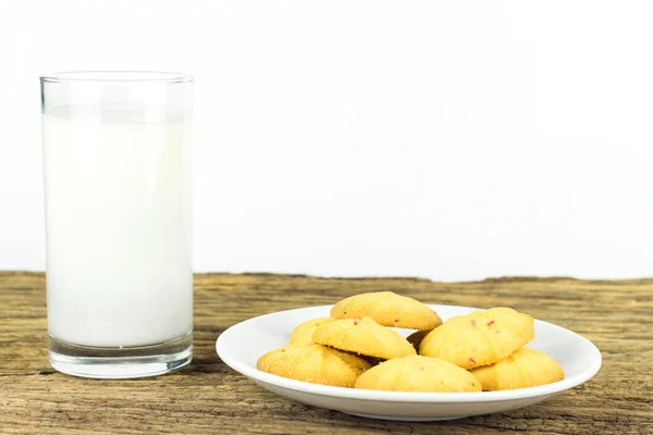 Biscuits Dans Plat Avec Verre Lait Froid Sur Table Bois — Photo