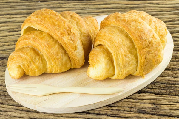 Croissants Saborosos Fundo Madeira Marrom — Fotografia de Stock