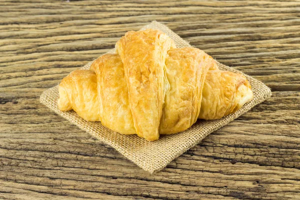 Croissants Saborosos Fundo Madeira Marrom — Fotografia de Stock