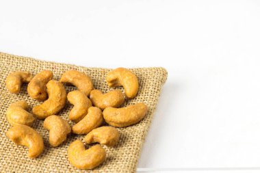 Beyaz zemin üzerine fındık kaşu tuzlu.