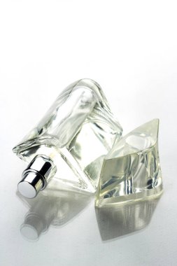 parfüm şişesi üzerinde beyaz.