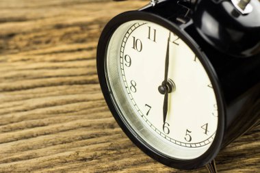 çalar saat ahşap zemin üzerinde.